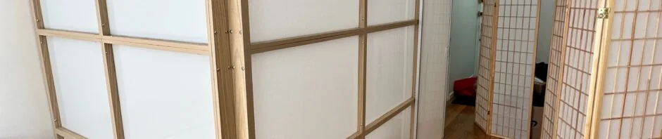 Freestanding 1W2R modular divider with frosted white acrylic panels in a modern apartment